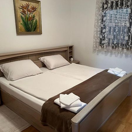 Anamarija Apartments Licko Petrovo Selo Экстерьер фото
