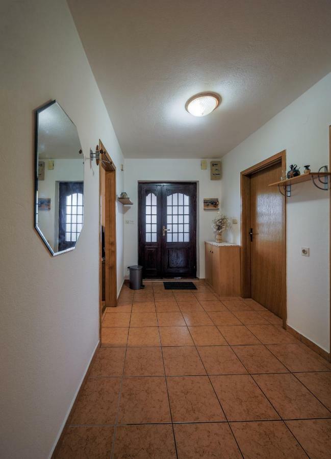 Anamarija Apartments Licko Petrovo Selo Экстерьер фото